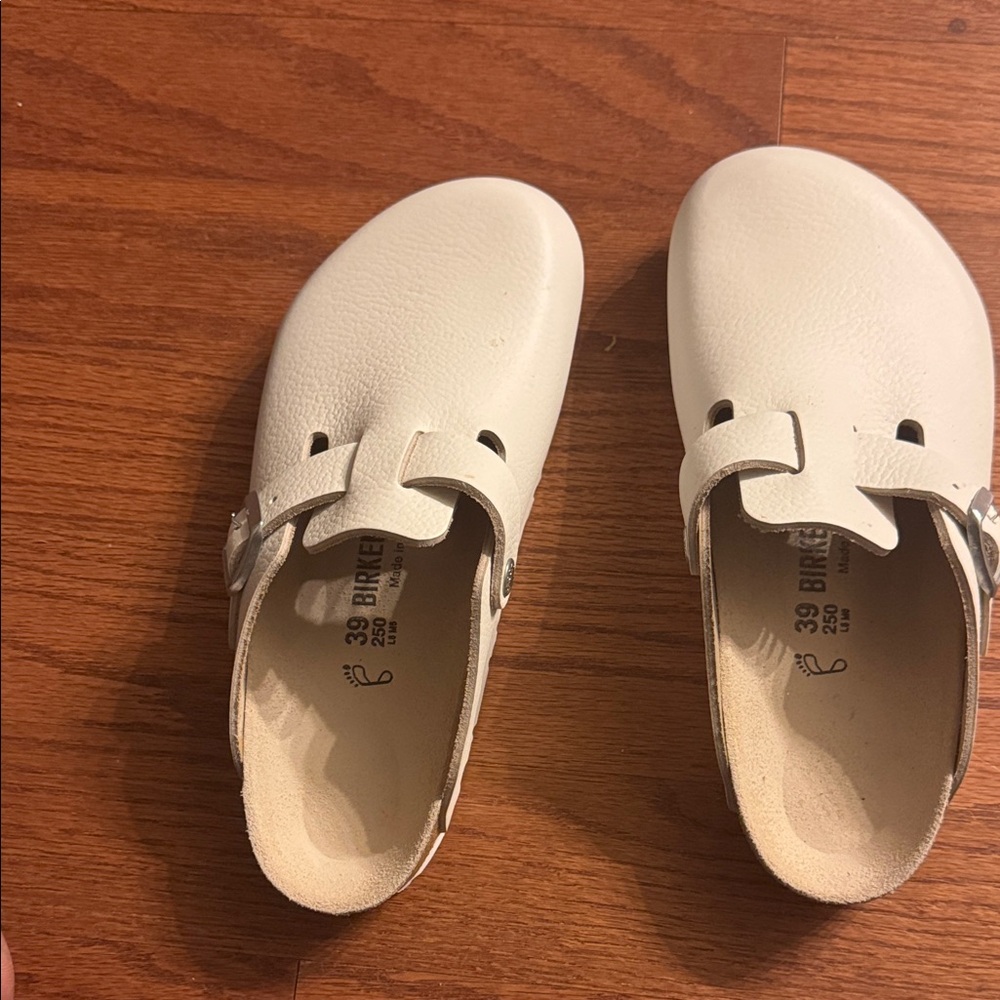 Birkenstock women’s White Slippers